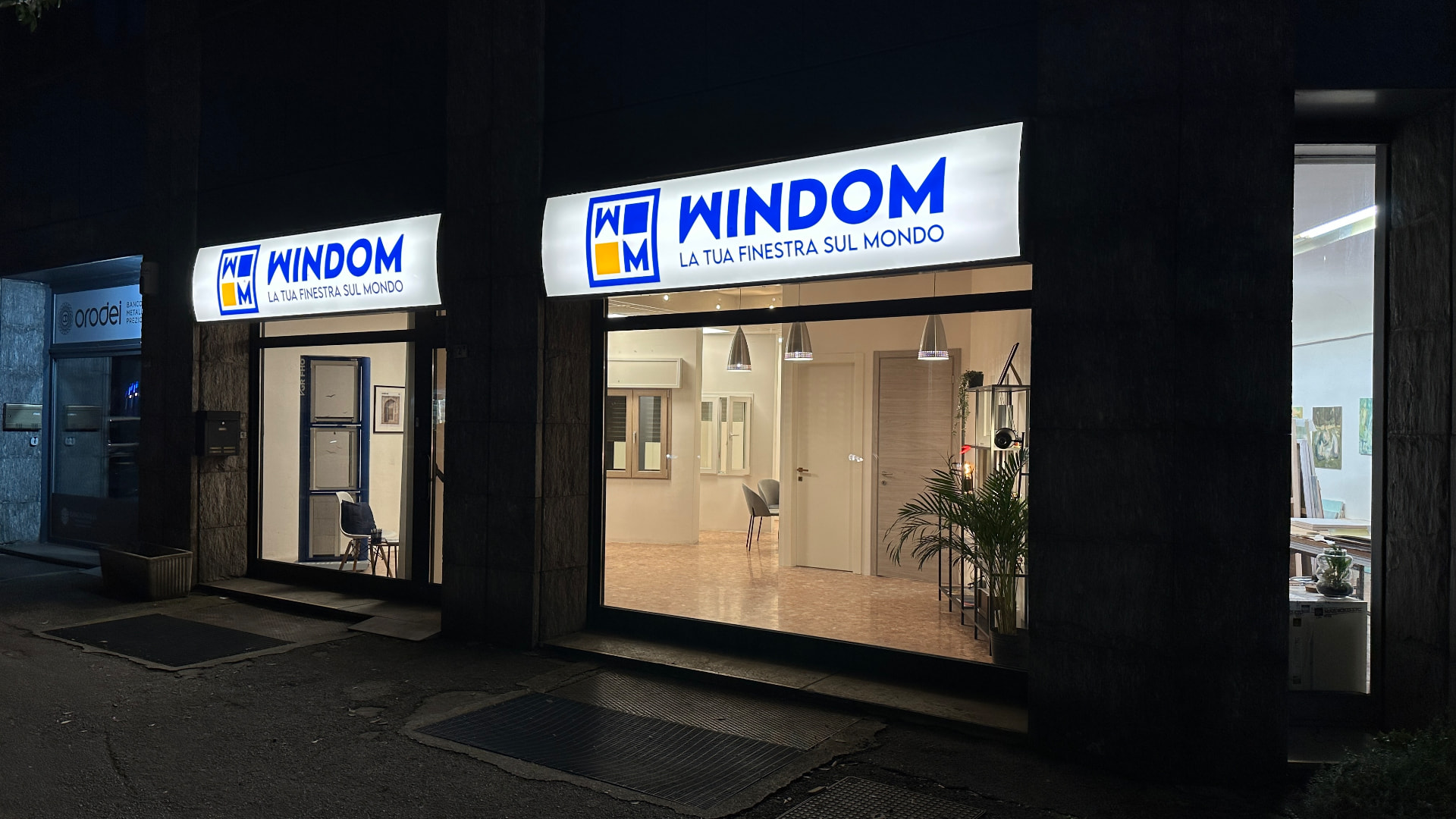 Showroom Windom illuminato di sera
